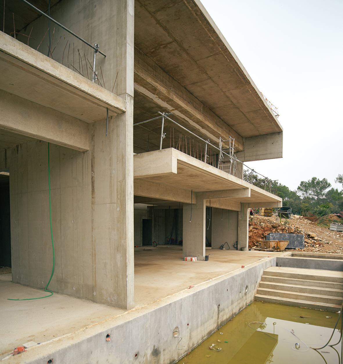 Maison 2.04 en cours de construction - Maison contemporaine vue extérieure terrasses et piscine
